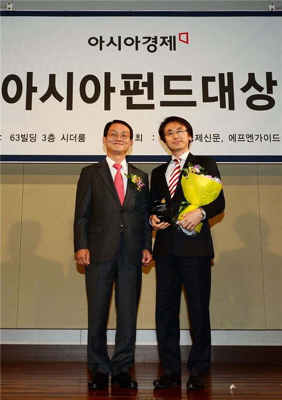 아시아펀드대상 시상식이 12일 서울 여의도 63빌딩에서 열렸다. 국내인덱스주식형 최우수상을 수상한 한화자산운용의 박용명 CIO가 이세정 아시아경제신문 사장에게 상을 받은 후 기념사진을 찍고 있다.