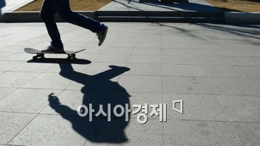 [포토]스케이트보드 타기 좋은 날씨 