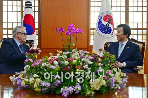 [포토]이야기 나누는 윤병세 장관-아티사리 전 핀란드 대통령 