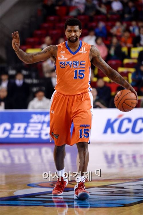 포웰 '27득점' 맹폭…전자랜드, 두 시즌 만에 4강行