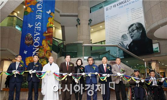 13일 목포문화예술회관에서 국내 서양화가 최초 UN본부 전시회 초청기념 김근태 화백 국내 순회전시회 개막식에서 이낙연 도지사(왼쪽 네 번째), 몽산스님(왼쪽 세 번째), 김근태 화백(왼쪽 여섯 번째), 장만채 전남교육감(왼쪽 일곱 전째) 등 참석자들이 테이프를 자르고 있다. 사진제공=전남도
