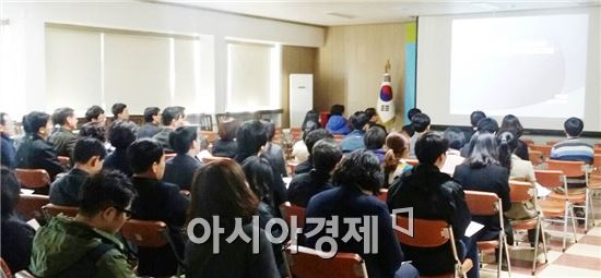 곡성군(군수 유근기)은 지난 12일 곡성군청 대통마루에서 공직자 100여 명을 대상으로 규제개혁 교육을 실시했다. 
