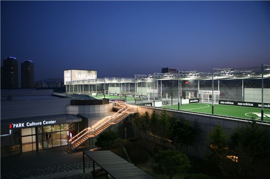 현대아이파크몰, 옥상 ‘풋살경기장’ 2면 추가 오픈