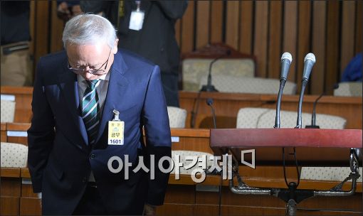 [포토]고개숙인 이병호 후보자