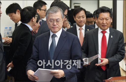 [포토]회의 참석하는 문재인 대표