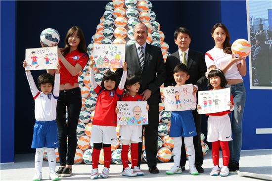 [포토]현대아이파크몰, 옥상 ‘풋살경기장’ 오픈