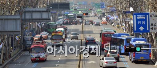 [포토]'소방차  길 터주기'