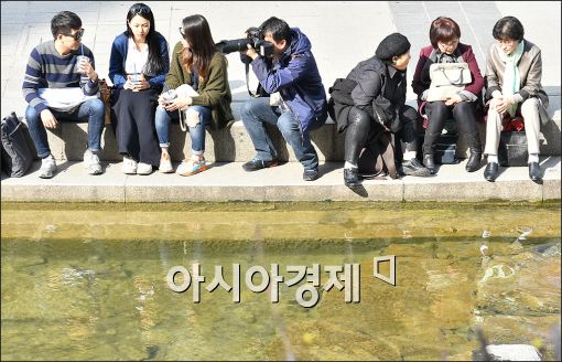 [포토]봄 햇살 즐기는 시민들