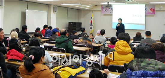 장흥군다문화가족지원센터(센터장 최선자)는 지난 5일과 12일 양일간에 걸쳐  다우리문화센터 회의실에서 다문화가족 배우자 ,부부교육을 실시했다.