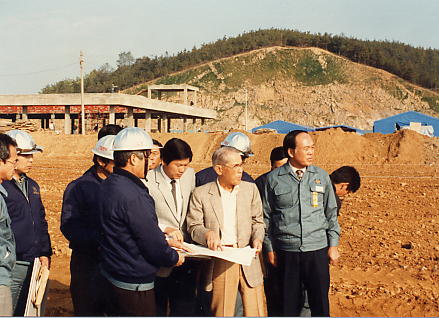 1983년 기흥 반도체 사업장을 점검하고 있는 고 이병철 선대 회장