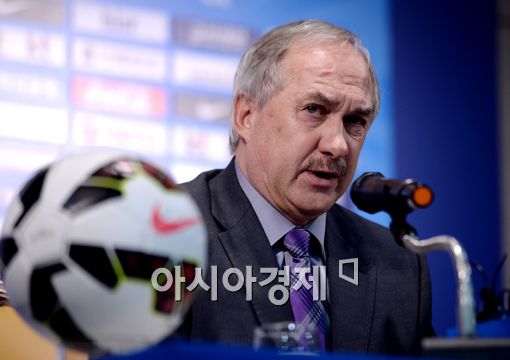 [포토]축구대표팀 선발 명단 발표하는 슈틸리케 감독