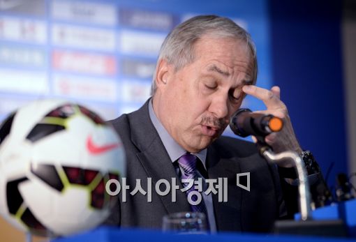 [포토]슈틸리케, '대표팀 선발에 고심 많았어요'