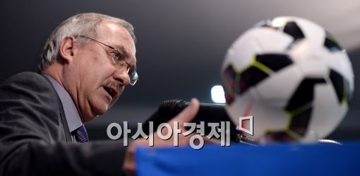 [포토]축구대표팀 선발 명단 발표하는 울리 슈틸리케