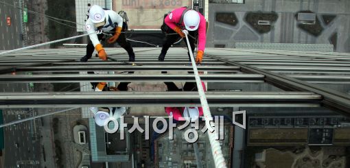 [포토]'무역센터 외벽청소'
