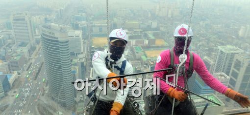 [포토]'아찔한 외벽청소'