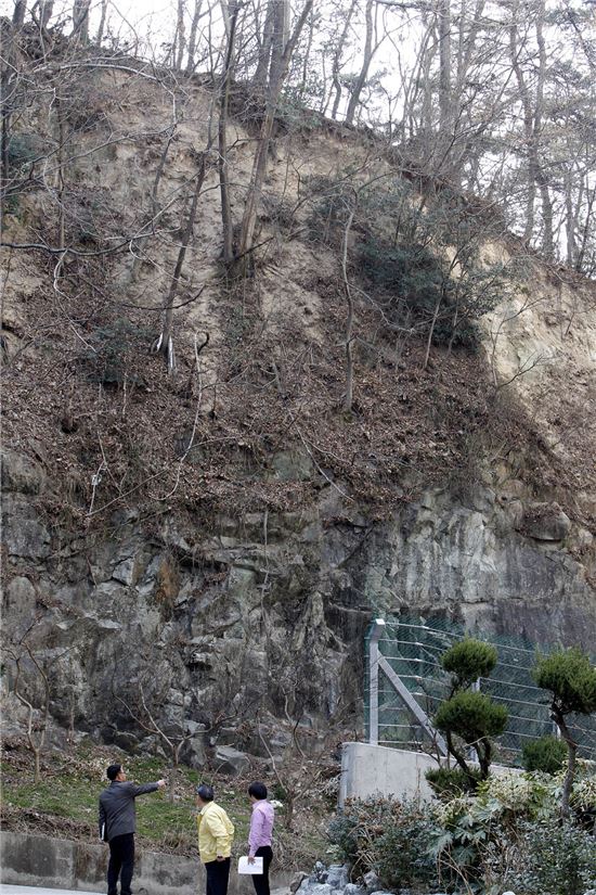 [포토]광주시 북구, 해빙기 급경사지 점검