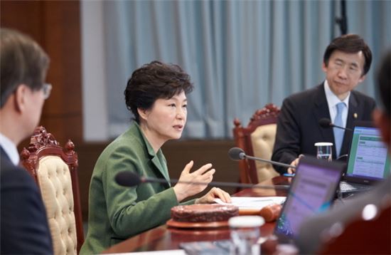 박근혜 대통령이 17일 오전 청와대에서 열린 제11회 국무회의에 참석해 발언하고 있다.(사진제공 : 청와대)