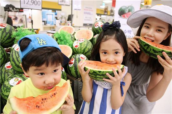 [포토]이마트 "달콤한 봄 수박 맛보세요"