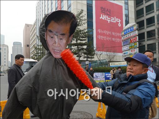 [포토]새누리당사 앞에서 몽둥이 든 어버이연합