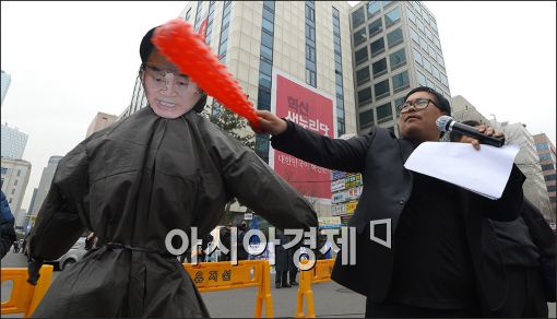 [포토]보수단체에 얻어맞는 이재오 의원