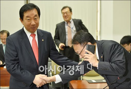 [포토]'통화하고, 악수하고'