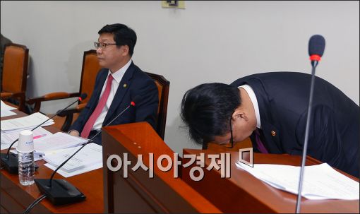 [포토]첫 일정으로 국회 찾은 유일호 장관