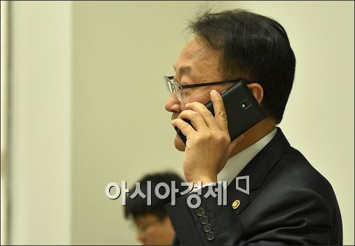 [포토]통화하는 유일호 국토부 장관