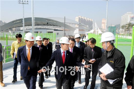 [포토]광주 U대회 준비상황 현장 확인하는 윤장현 광주시장