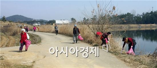 한국농어촌공사 곡성지사(지사장 장경문)는 17일 오산면 황산리에 위치한 황산저수지에서 ‘제 192회 내 고향 물 살리기 환경정화행사’를 실시했다.
