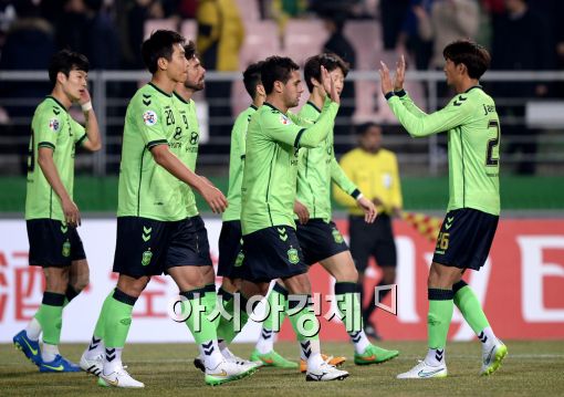 [포토]에닝요, '선제골 기쁨은 동료들과~'