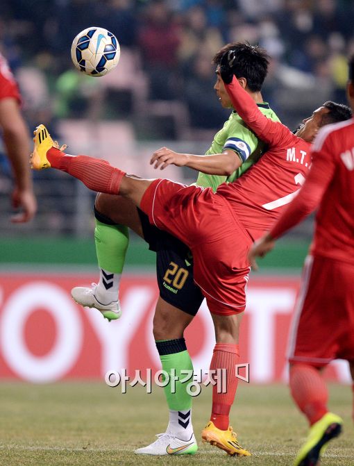 [포토]이동국, '너 발이 너무 높아!'