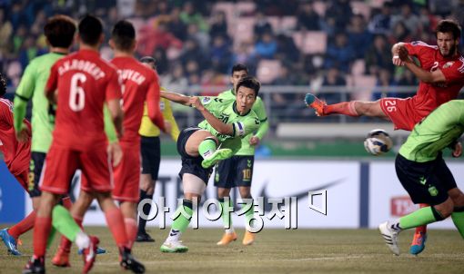 [포토]이동국, '상대 수비를 뚫고 강력한 슛'