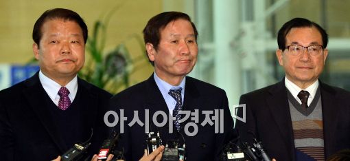 [포토]취재진 질의에 답하는 정기섭 개성공단협회장