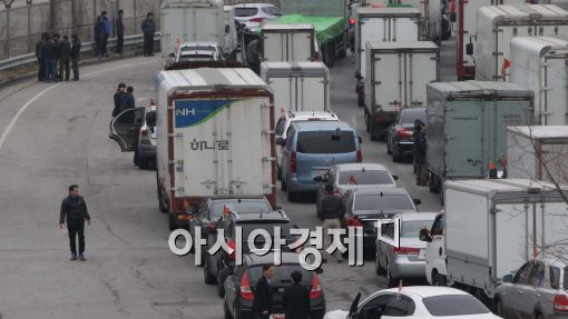 [포토]출경 기다리는 차량들