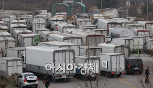 [포토]긴장 속 출경
