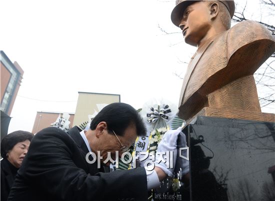 모교에 세워진 천안함 46용사 ‘심영빈ㆍ장진선 중사’