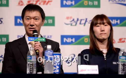 [포토]각오 말하는 이정철 감독