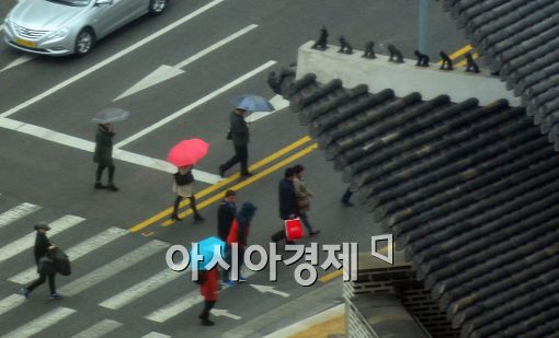 [포토]나란히 우산 행렬 