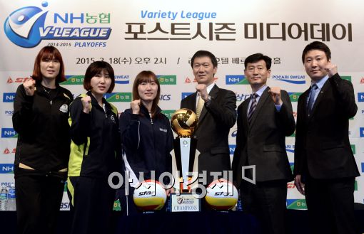 [포토]포스트시즌 선전을 다짐하는 여자부 선수단