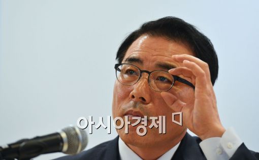 [포토]안경 만지는 조용병 신한은행장 