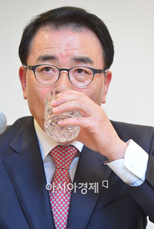 [포토]목 타는 조용병 신임 신한은행장 