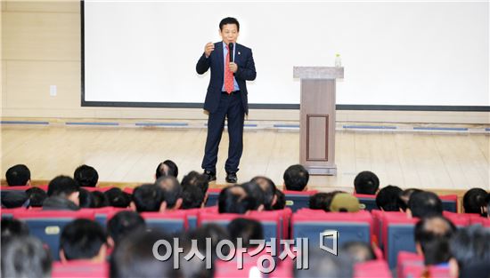 [포토]시내버스 운수종사자 대상으로 특강하는 윤장현 광주시장