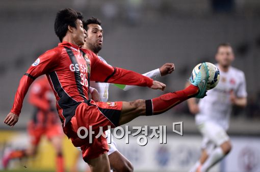 [포토]정조국, '발에 공이 딱 붙네~'