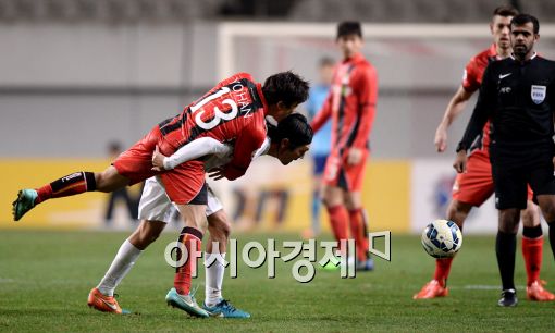 [포토]요지로, '심판이 모르게 더러운 반칙을!'