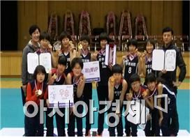 지난 16일 단양군 국민체육센터에서 열린 '제20회 재능기 전국초등학교배구대회'에서 광주 서구 치평초등학교 여자배구부가 울산 옥현초를 세트스코어 2대0으로 누르고 여자부 우승컵을 안았다.
