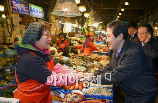 [포토]노량진수산시장 찾은 유기준 장관