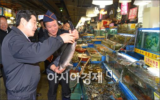 [포토]노량진수산시장 찾은 유기준 장관