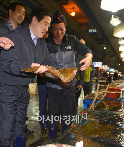 [포토]수산물 구입하는 유기준 장관