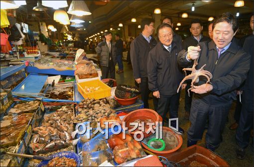 [포토]노량진 수산시장 찾은 유기준 장관