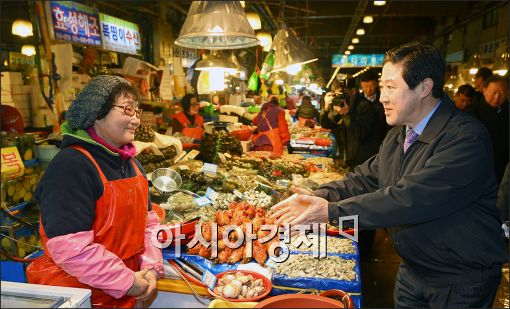 [포토]상인들과 인사하는 유기준 장관